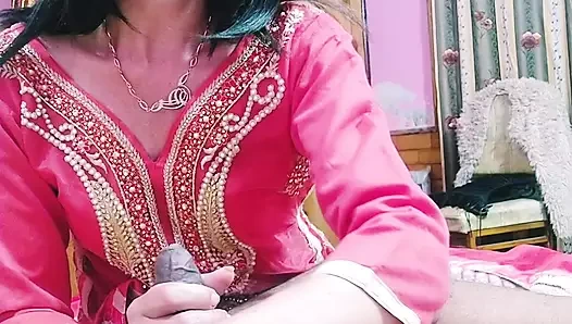 Yumuşak ellere sahip sürtük orta yaşlı seksi kadın büyük zenci yarağına iyi bakıyor