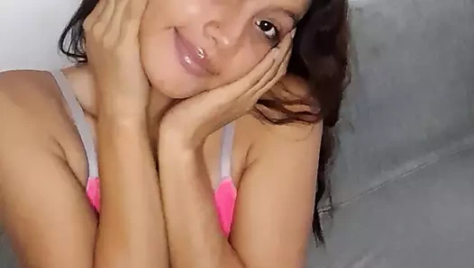 18 yaşındaki güzel kız kamera önünde çıplak poz alıyor