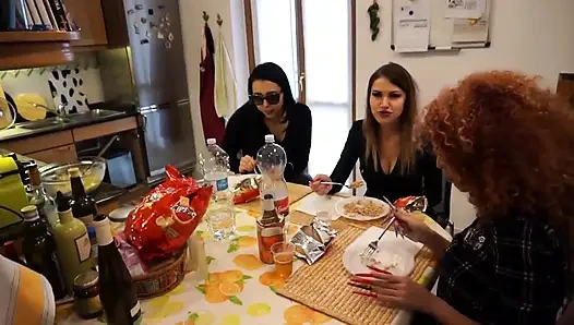 Öğle Yemeği aşağılama Itaatkar Köle Yerde Yalıyor