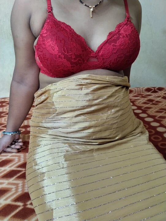 Бхабхи мастурбирует дома огурцом и brinjal