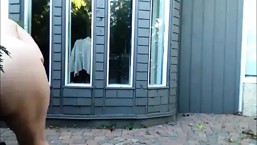 Evimin önünde çıplak orgazm