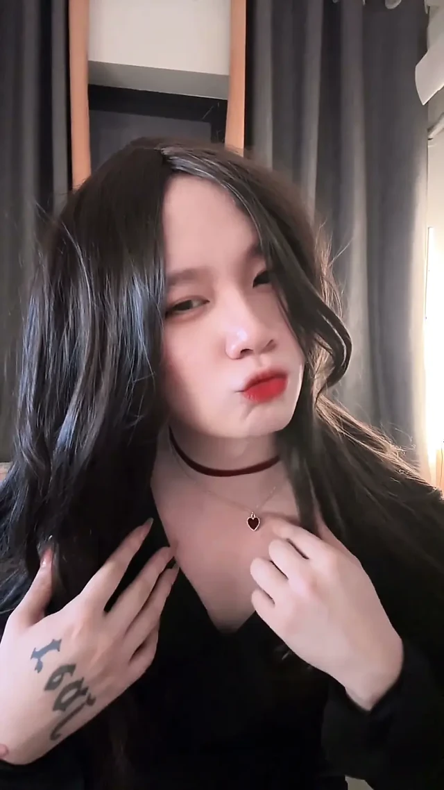 Süper güzel ladyboy, bardaktaki sütten üç kez boşalır