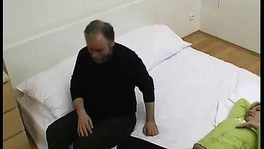 Sarışın orta yaşlı seksi kadın olgun ve yaşlı bir adamın sert yarağını sikiyor