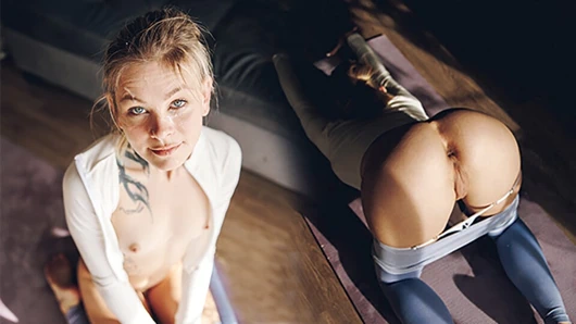 Minyon genç kız yoga pantolonu yarı yarıya inerken sert sikiliyor