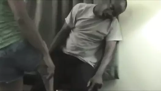 Ateşli fem abanoz-abanoz ikilisi çılgın parmak arası terliklerin altında