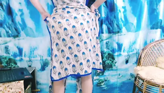 Uzun bacaklı muhteşem güzel götünü gösteriyor