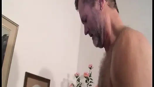 Üçlü Eğlence - Büyük Memeli Ve Tombul Vücutlu Esmer Sarışın Kaslı Adam Tarafından Sert Sikiliyor