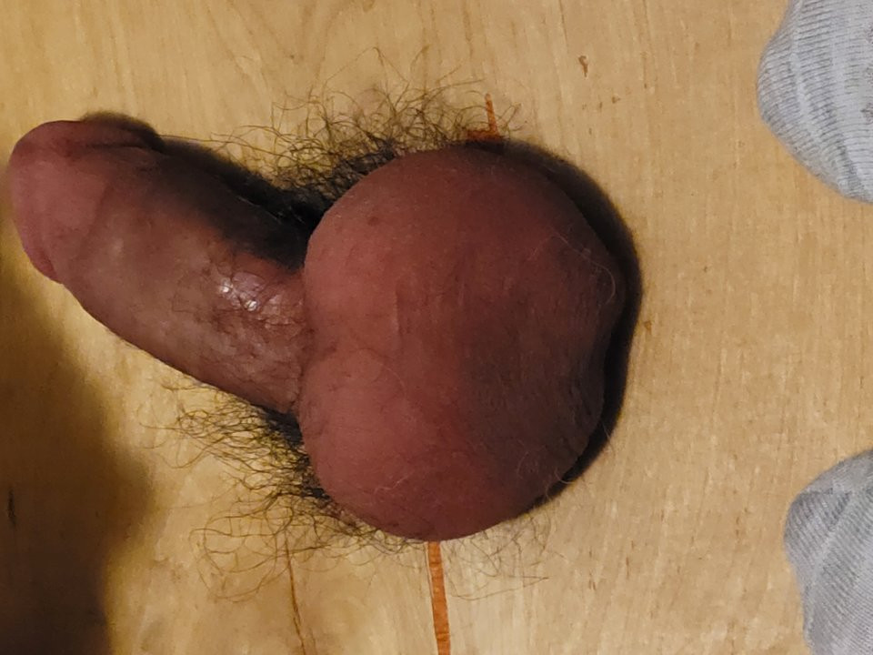 Topu yakalıyor ve yarağını eziyor