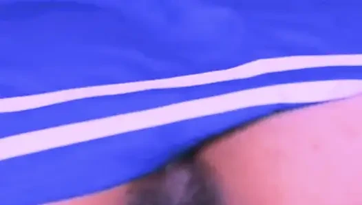 Spor salonuna gidiyor ve çok ateşli oluyor ve yarağa en alta kadar biniyor