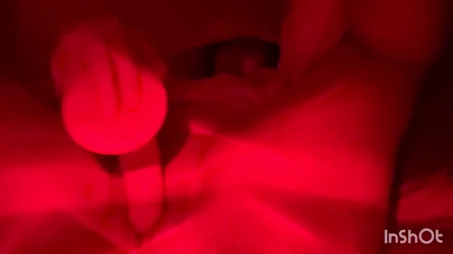 Küçük üvey kız kardeş vajinasını hazırlıyor.