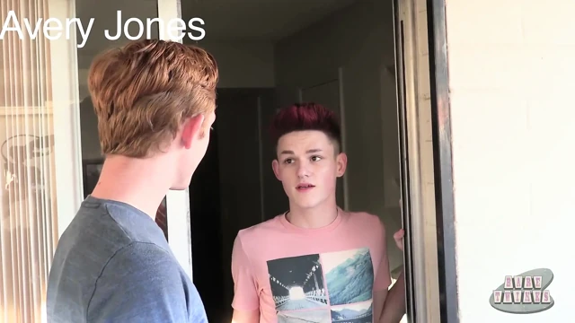 Twink imzadan fazlasını alıyor