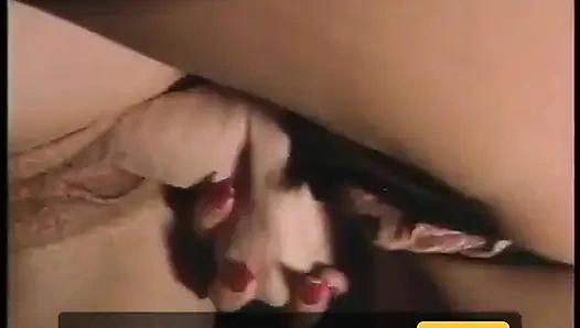 Harika memeli lüks sarışın piliç tüm deliklerine iki yarak alıyor