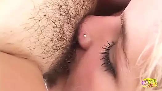 İki lezbiyen hatun ince vücutlarını okşadıktan sonra küvette birbirlerini yalıyor