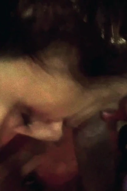 Красотка пришла позаимствовать косметику жены