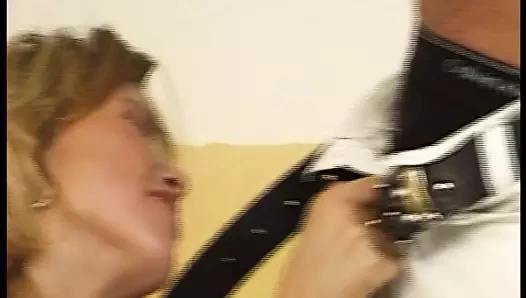 Blonde Teen-Schlampe flach gelegt