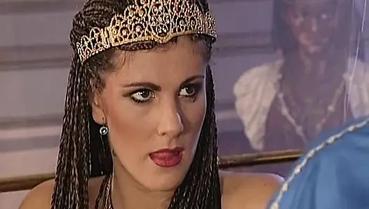 Çarpıcı Alman hatunlarla en ateşli kostümlü grup seks partisi