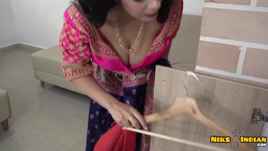 Büyük memeli Hintli MILF, Saree Choli'yi çıkarıyor ve Devar Ji ile sikişiyor