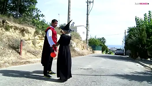 Büyük memeli orta yaşlı seksi kadın büyük bir yarağı emiyor ve başka biri vahşi doğada amını itiyor