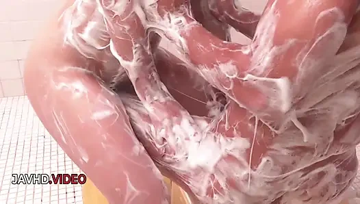 Esmer Japon Anne ateşli duş eğlencesi sırasında bakış açısıyla tutkuyla yarak emiyor