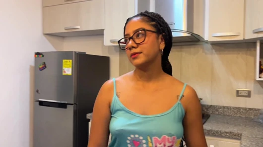 Bridney, ıslak vajinasını bir salatalıkla mahvediyor