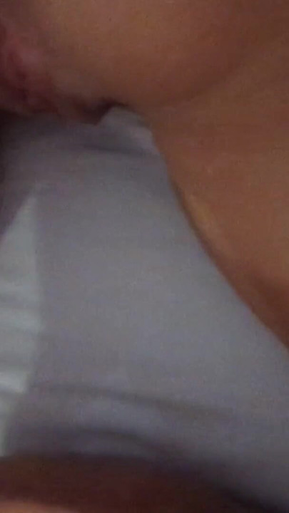 Amatör orta yaşlı seksi karımın ateşli seksi orta yaşlı seksi kadının vücuduna losyon sürttüklerinin ev yapımı videosu | Klip 2
