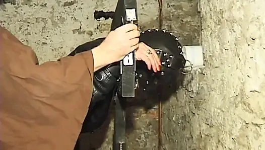 Bağlı genç erkek avcısı iki kapüşonlu adam tarafından acımasızca azdırıyor