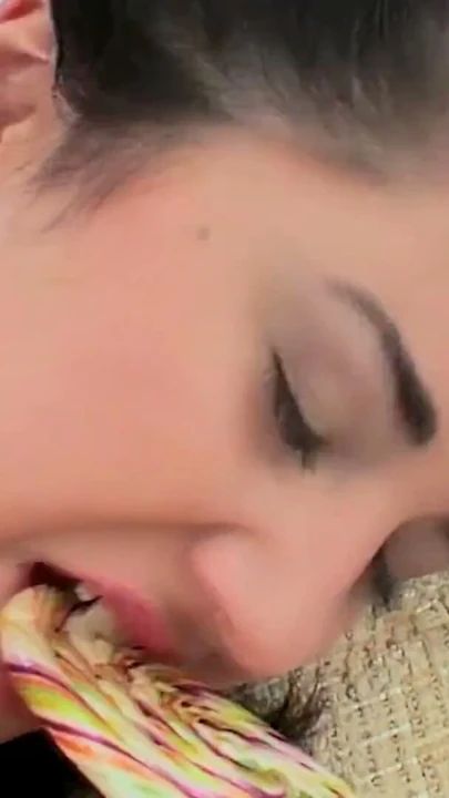 18 yaşındaki genç pornocu tarafından sertçe sikiliyor | Klip 3