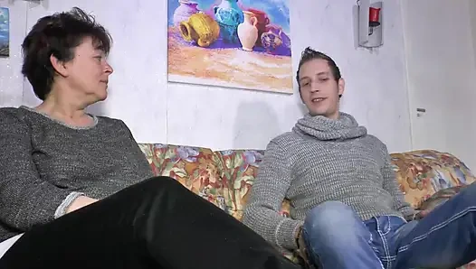 Islak ninelerin sert sikişmeye ihtiyacı var!