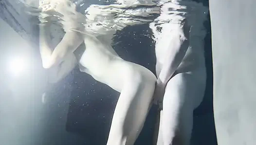 Gerçek çift - havuzda gerçek eğlence