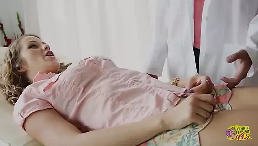 Kıvırcık hatun seksi arkadaşıyla mutfakta eğlenceli vakit geçiriyor