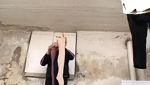 Sarışın bodrum çamaşır odasında sert yarağa biniyor