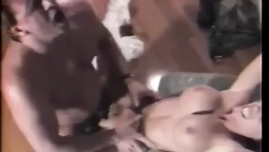 Muhteşem sarışın güzel Tabitha Stevens amını ovalarken iyi sikişiyor ve seksi konuşuyor 2 sahnede 1