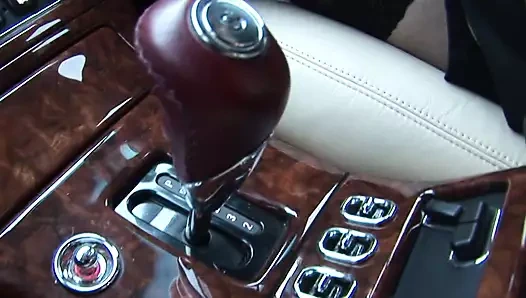 Yaramaz genç ve orta yaşlı seksi kadın maceracı oluyor ve dörtlü sikişiyor