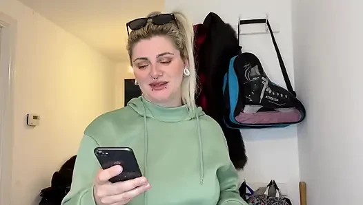Hokey üvey annesinin şişkinliği ve üvey oğullarının en iyi arkadaşıyla sikişiyor