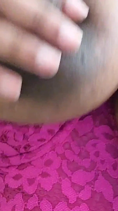 Meme uçlarımı büküyorum büyük göğüslerimi zıplıyor