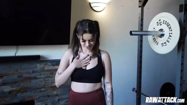 Çarpıcı yuvarlak memeli bella luna yoğun spor salonunda sert seks yapıyor