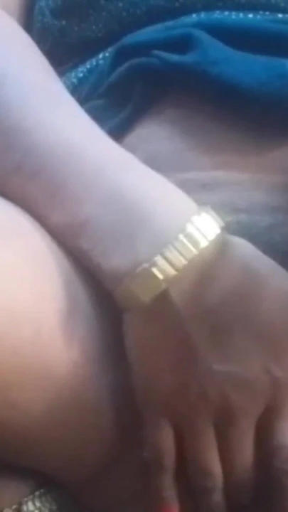 Заманчивый момент из "Красивая чулка - это мастурбация больших сосков и большой киски"