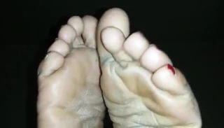 İri güzel kadının ayak tabanları