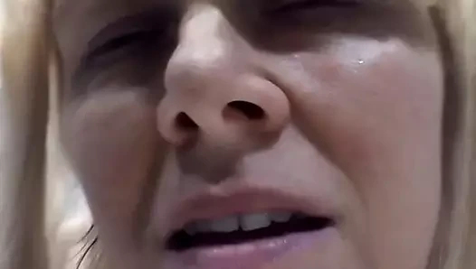 Brenda adalet seksi sarışın bir şarkı söylüyor