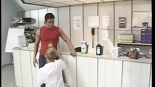 Birinci sınıf sarışın Alman hemşire klinikte yumrukla sikiliyor
