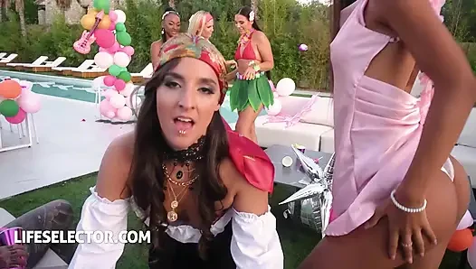 Malia Lenoir, Candee Licious ve Milan Cheek ile kostümlü parti partisi