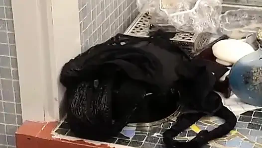 Kasık saçlı sarı banyoda ısırıyordu