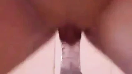 Kız ile sıcak büyük sarkık memeler ve güzel labia binicilik ona oyuncak