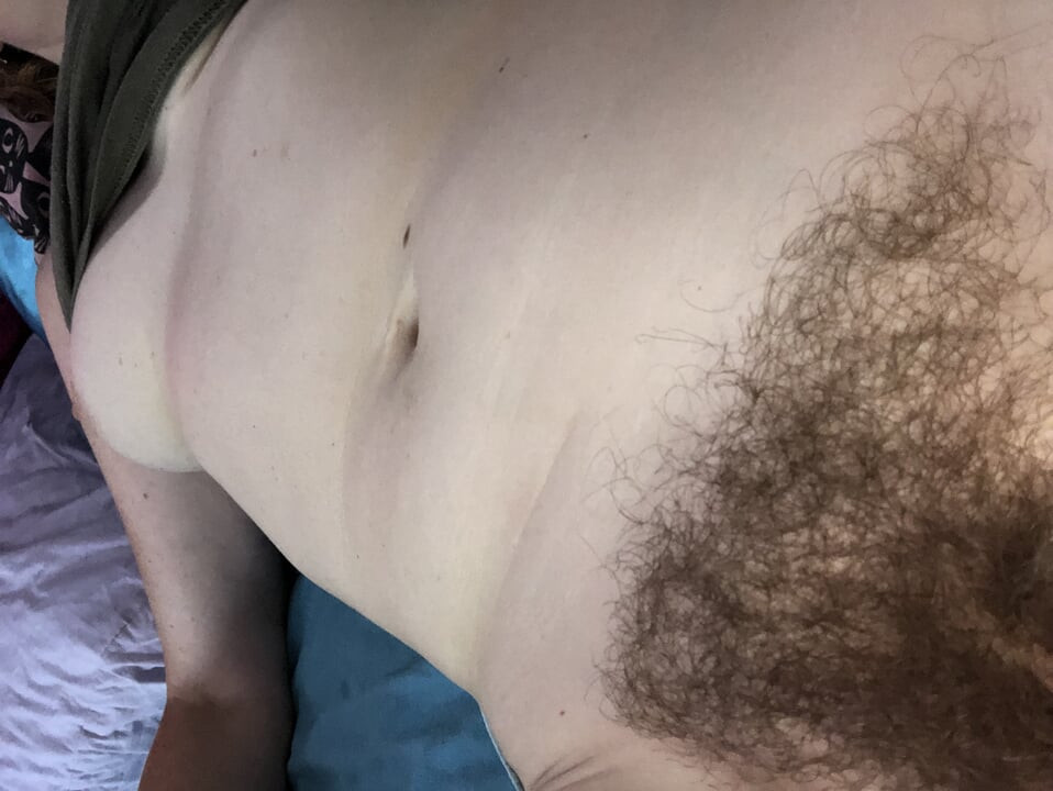Asmr queef kraliçesi Rachel Wriggler gürültülü fışkırtmalı amcık oluşturmak için pirsingli klitorisini parmaklarken tekrar vuruyor