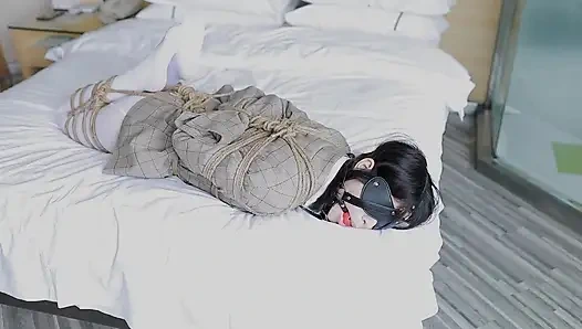 Hui09 - beyaz çoraplı jk kız iplerle yatağa bağlı.