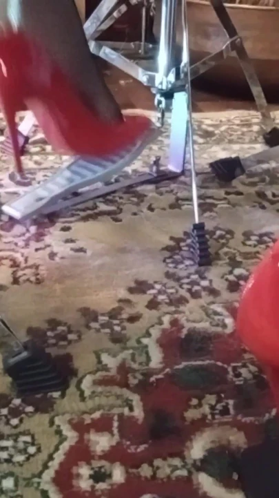 Yeni kırmızı stilleto ile davul çalıyorum