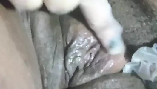 Azgın bi ev hanımı kitty rosario yakın çekim mastürbasyon yapıyor