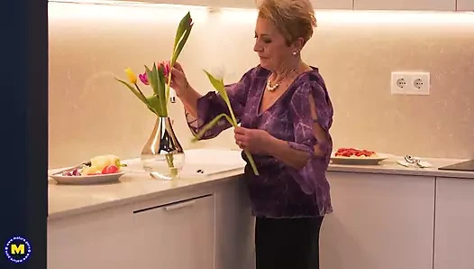 Kaslı adam nineyi sikiyor