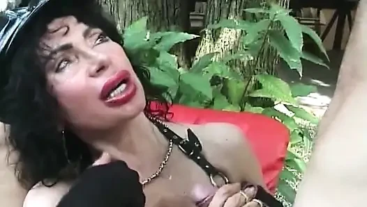 Deri koşumlu azgın orta yaşlı seksi kadın zonklayan yarakları yutuyor