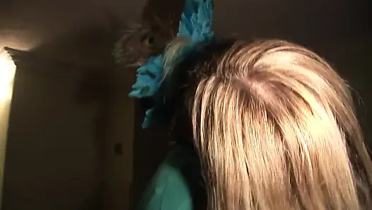 Şenlikli kızlar yatakta çıplak eğlence